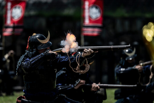 火縄銃の射撃（Samurai firing matchlock gun）