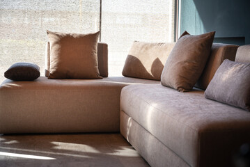 Interior of living room with sofa, modern home. dettagli di divano e cuscini