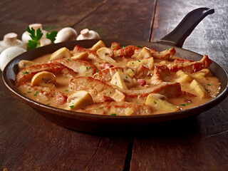 Geschnetzeltes Jaeger Art in einer  EIsempfanne auf rustikalem Holzfond