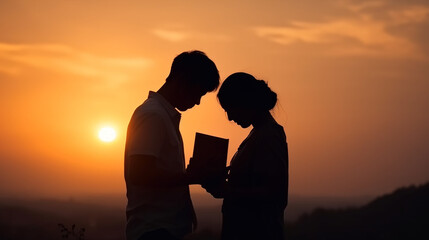 Fototapeta na wymiar casal orando juntos em lindo por do sol, amor e oração, fé cristã em jesus cristo 