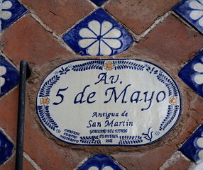 Av 5 de Mayo. Antigua de San Martin. Governo del Estado de Puebla. Consejo Centro Historico. (Avenue du 5 Mai. Anciennement rue Saint Martin. Etat de Puebla.  Conseil du Centre historique. Céramique.