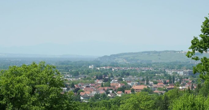  Aussichtspunkt vom T&uuml;llinger berg richtung Efringen-Kirchen, Inzlingen, bettingen und  Istein am Rhein zwischen Ackerland, Wiesen, Rebbergen und Obstg&auml;rten in den T&auml;lern des Dinkelberges