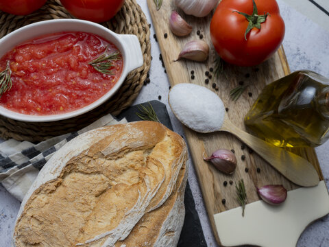 Bread and ingredients for tomato spread preparation