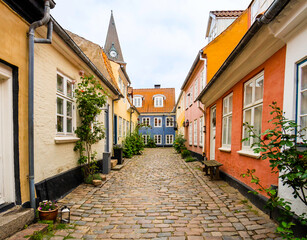 Fototapeta na wymiar Blick in die keine historische Gasse Hjelmerstald in Aalborg, horizontal