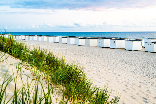 Blick auf die Badeh&auml;user von L&oslash;kken und die Nordsee von der D&uuml;ne aus, D&uuml;ne und Strandhafer im Vordergrund, horizontal 