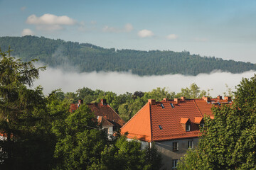 Mdlisty poranek nad górami. Mgła w Sudetach.  © Katarzyna