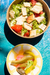 Summer salad with lettuce, tomato, cucumber and pitta with dressing and felafels - 615535552