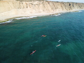 Obraz premium SEA CLIF WITH KAYAKES IN SEA BELOW
