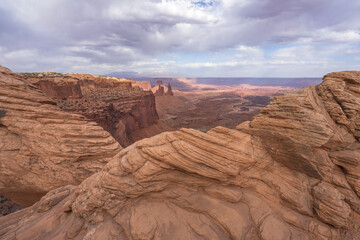 Fototapeta na wymiar hiking to mesa arch in the island in the sky in canyonlands national park, usa