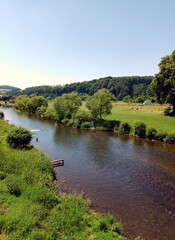 Obraz premium Der Fluss Sauer in Erpeldingen (Erpeldange) im Kanton Diekirch. 