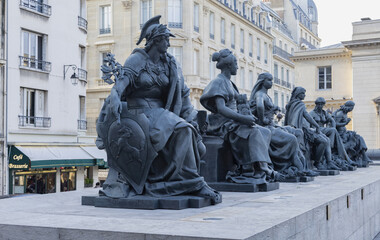 Sculptures des six continents du Monde à l'extérieur du musée d'Orsay à Paris - obrazy, fototapety, plakaty
