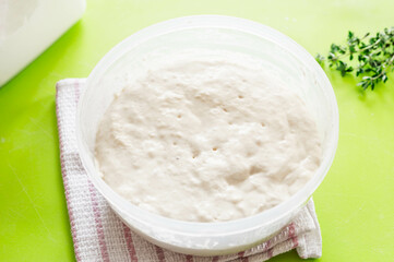 冷蔵庫から出した低温発酵のパン生地