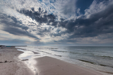 Fototapeta Dynamiczne niebo z chmurami na plaży. Pejzaż morski, Morze Bałtyckie, Polska obraz