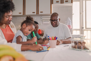 pais Brasileiros na mesa da cozinha ajudando seus filhos com a lição de casa no Brasil
