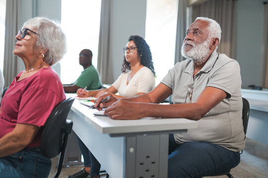 sala de aula com alunos de idades variadas em uma turma para adultos e idosos em uma escola no Brasil