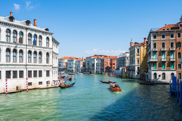 Momentaufnahme des Canal Grande (Canałazzo) mit typischen Stadthäusern in Venedig - obrazy, fototapety, plakaty