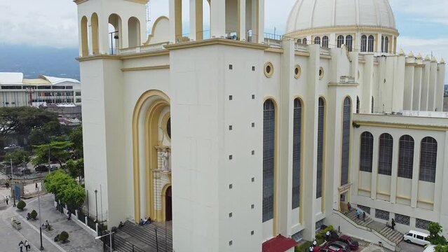 Vista aerea contemplativa de Catedral Metropolitana de San Salvador en El Salvador