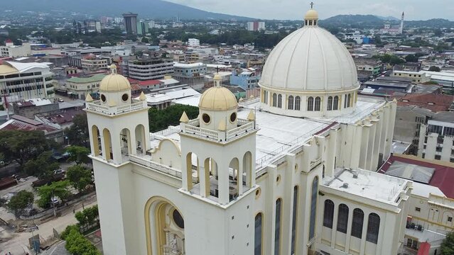 Vista aerea contemplativa Catedral Metropolitana de San Salvador en El Salvador