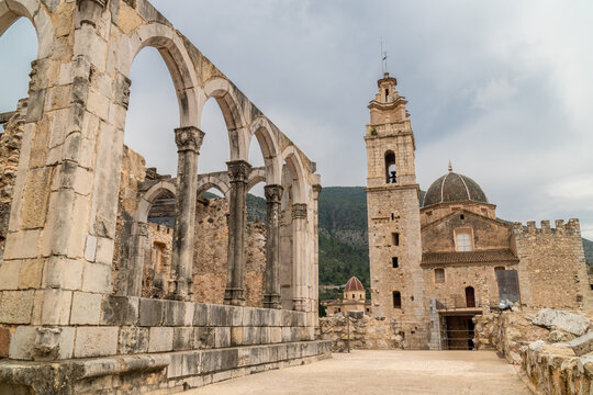 Gothic arches in a state of restoration, in the Monastery of Santa Mar&iacute;a de la Valldigna
