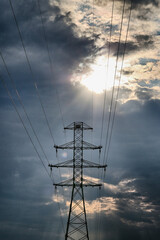 Duże słupy energetyczne z elektrowni dostarczają prąd do miasta. Drut z prądem