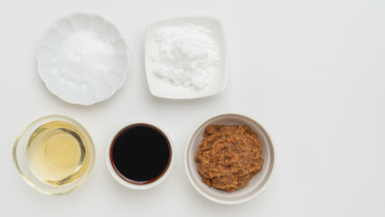 日本の基本の調味料・さしすせそ　イメージ｜砂糖・塩・酢・醤油・味噌