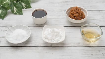 日本の基本の調味料・さしすせそ　イメージ｜砂糖・塩・酢・醤油・味噌