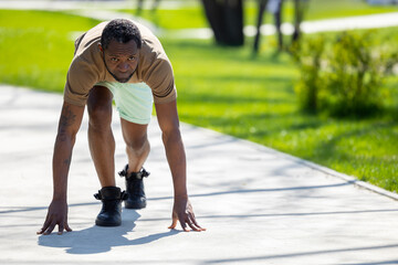 Fototapeta premium Dark-skinned man getting ready to strat his run