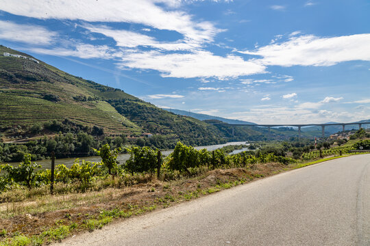 Vista da vila da R&eacute;gua no Douro Portugal