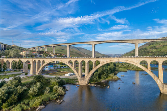 Vista da vila da R&eacute;gua no Douro Portugal