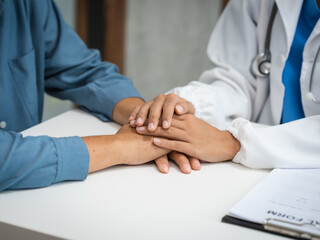 Obraz premium Mature chinese woman in consultation with a doctor with abdominal pain. depression.