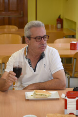 Hombre tomando una copa de vino