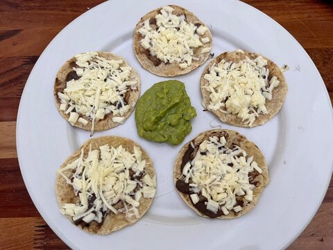 Memelitas in Oaxaca, Mexico (tortillas, frijoles, guacamole, quesillo)