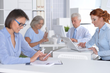 Obraz premium business people working at desk in office