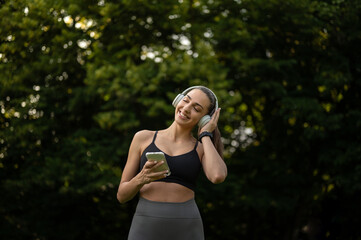 Fit sport owman prepairing to do her workout outdoors, listening music and having a great time