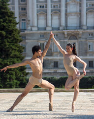 Obraz premium Elegant ballet dancers dancing ballet in the city