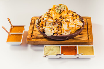 nachos con queso y guacamole