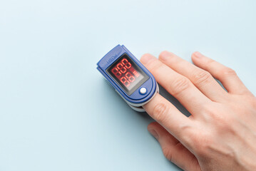 Pulse oximeter measuring oxygen saturation in blood and heart rate
