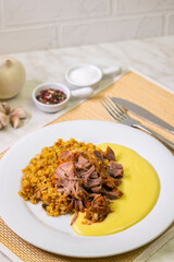 pulled meat with mashed potatoes and legumes