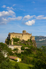 Fototapeta premium Bardi castle (Castello di Bardi) with town, province of Parma, Emilia Romagna