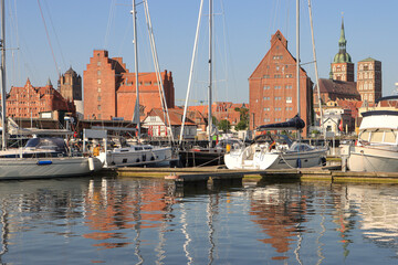 Fototapeta na wymiar Hansestadt Stralsund; Blick von der Nordmole auf die Hafeninsel und St. Nikolai