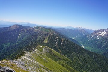 北アルプス　常念岳から蝶ヶ岳へと続く稜線と上高地