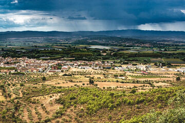 Vue panoramique  avec ciel d'orage sur la région de l'Emporda (Espagne) et sur le village de Torroella de Montgrí dans la province de Gérone. - 615760563