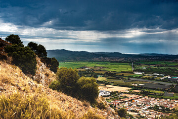Vue panoramique  avec ciel d'orage sur la région de l'Emporda (Espagne) et sur le village de Torroella de Montgrí dans la province de Gérone. - 615760719