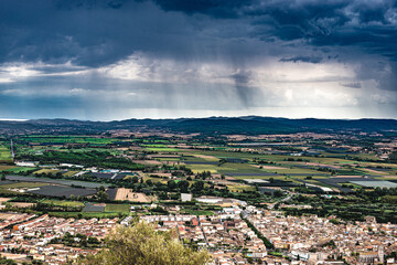 Vue panoramique  avec ciel d'orage sur la région de l'Emporda (Espagne) et sur le village de Torroella de Montgrí dans la province de Gérone. - 615760749