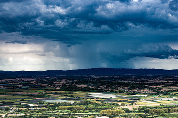 Vue panoramique  avec ciel d'orage sur la région de l'Emporda (Espagne) et sur le village de Torroella de Montgrí dans la province de Gérone. - 615760932