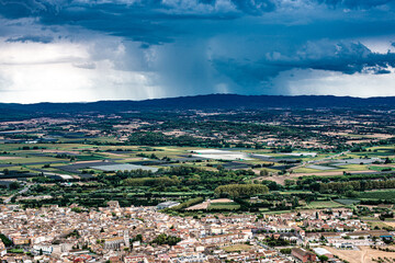 Vue panoramique  avec ciel d'orage sur la région de l'Emporda (Espagne) et sur le village de Torroella de Montgrí dans la province de Gérone. - 615760968