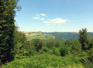 Fototapeta na wymiar Blick ins Tal der Sauer in der Nähe von Bourscheid im Norden von Luxemburg in den luxemburgischen Ardennen auf dem Wanderweg Escapardenne Lee Trail.