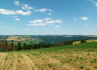 Blick ins Tal der Sauer in der Nähe von Bourscheid im Norden von Luxemburg in den luxemburgischen Ardennen auf dem Wanderweg Escapardenne Lee Trail.