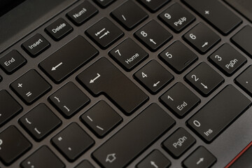 Zbliżenie macro na czarne klawisze klawiatury laptopa