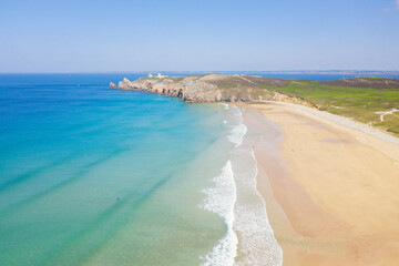 Fototapeta na wymiar Bretagne, presqu'ile de Crozon, la plage de pen hat et pointe du Toulinguet , vue drone